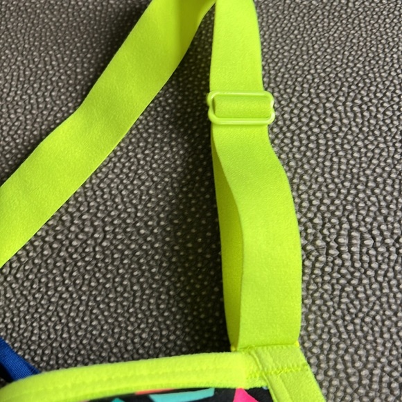 Victoria’s Secret sports bra, black with multicolored shapes - Picture 4 of 7